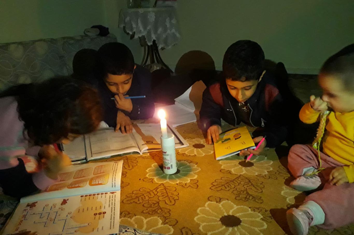 Öğrenciler 3 gündür mum ışığı altında ders çalışıyor